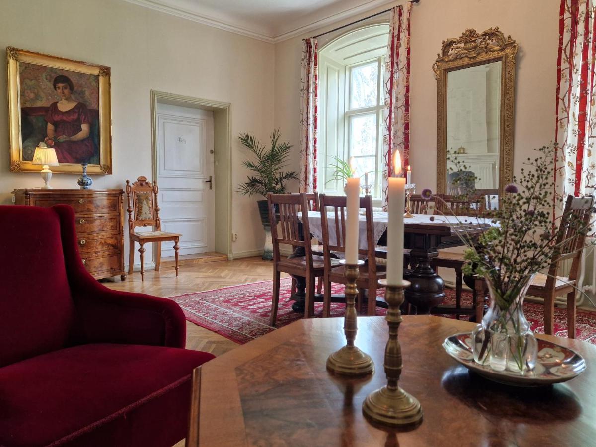 Naeaes Slott Vendégház Floda Kültér fotó