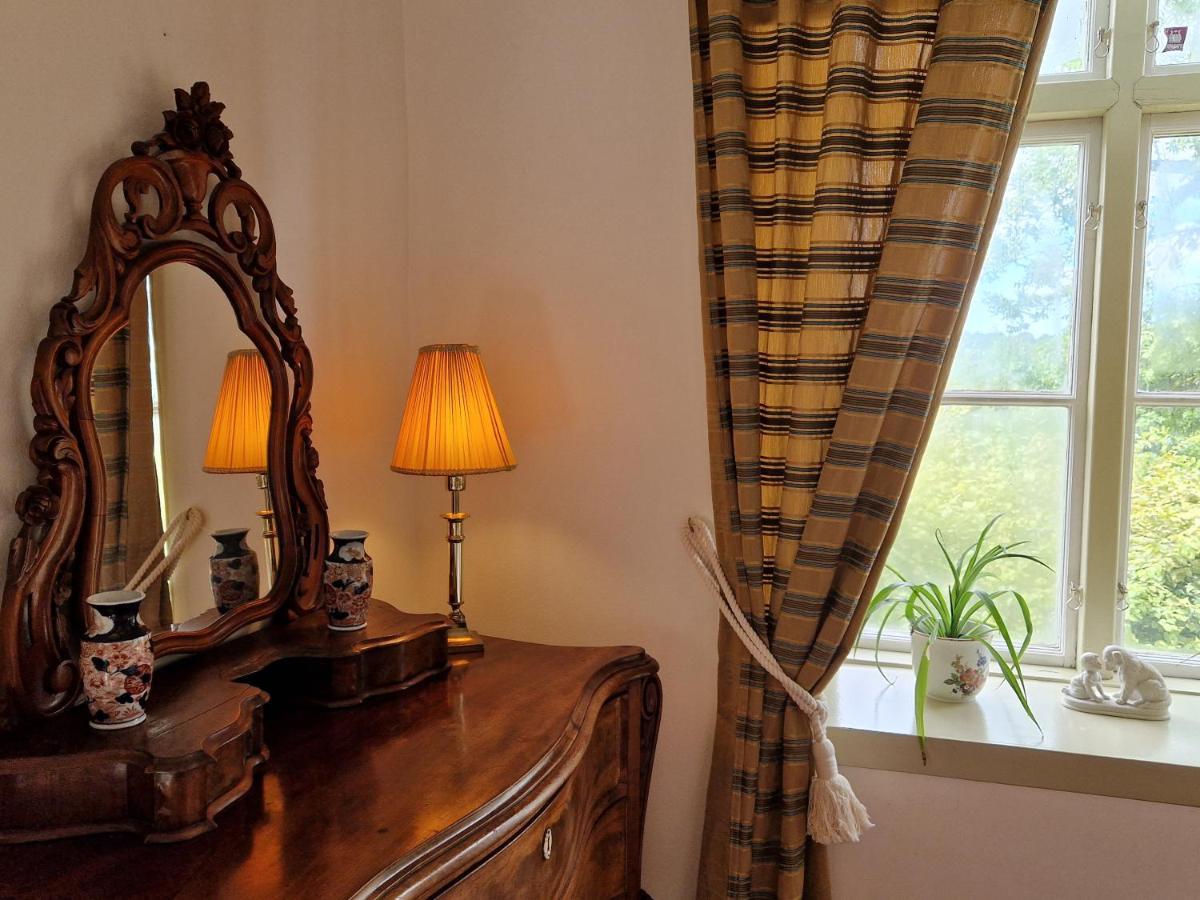 Naeaes Slott Vendégház Floda Kültér fotó