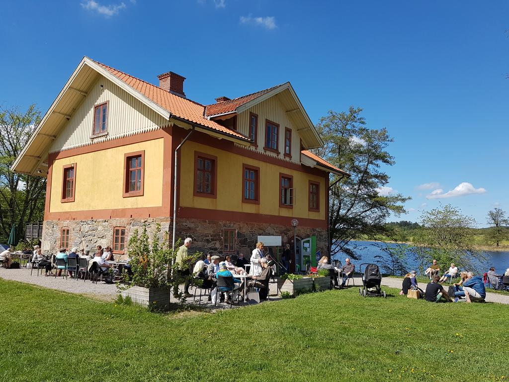 Naeaes Slott Vendégház Floda Kültér fotó